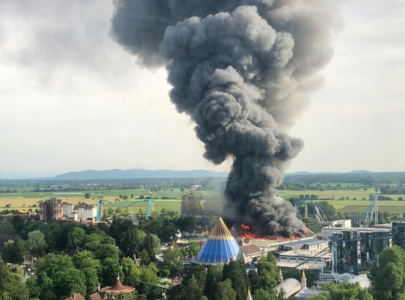 26.05.2018, Baden-Wuerttemberg, Rust: Eine schwarze Rauchsaeule steigt ueber dem Europapark Rust auf. (zu dpa «Feuer im Europapark Rust - Lagerhalle in Flammen» am 26.05.2018) (KEYSTONE/DPA/Christine  ...