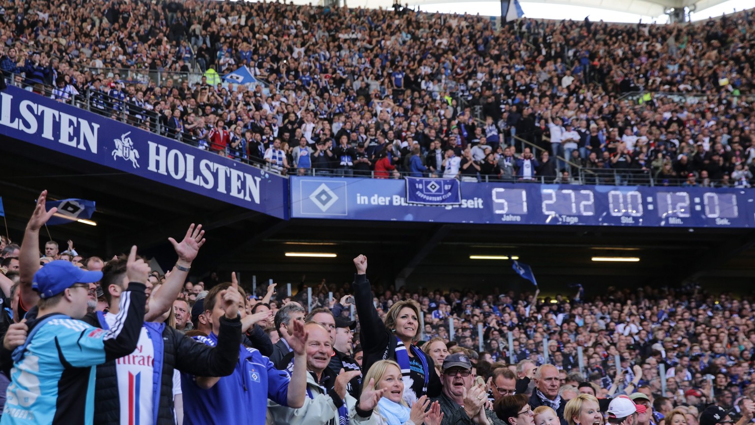 epa04763758 Hamburg&#039;s fans celebrate beneath the clock that indicates how long the SV Hamburg has remained in the German Bundesliga after the German Bundesliga soccer match between Hamburger SV a ...