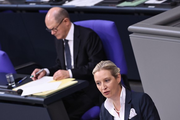 epa10998811 Alternative for Germany party (AfD) co-chairwoman Alice Weidel (R) speaks in front of German Chancellor Olaf Scholz (L), at the German parliament &#039;Bundestag&#039; in Berlin, Germany,  ...