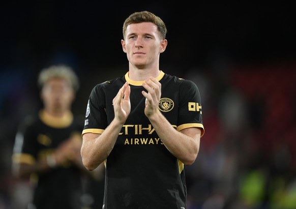 epa13197926 Manchester City's Elliot Anderson applauds their fans at full time during the English Premier League match Crystal Palace against Manchester City, in London, Britain, 28 August 2026.  ...