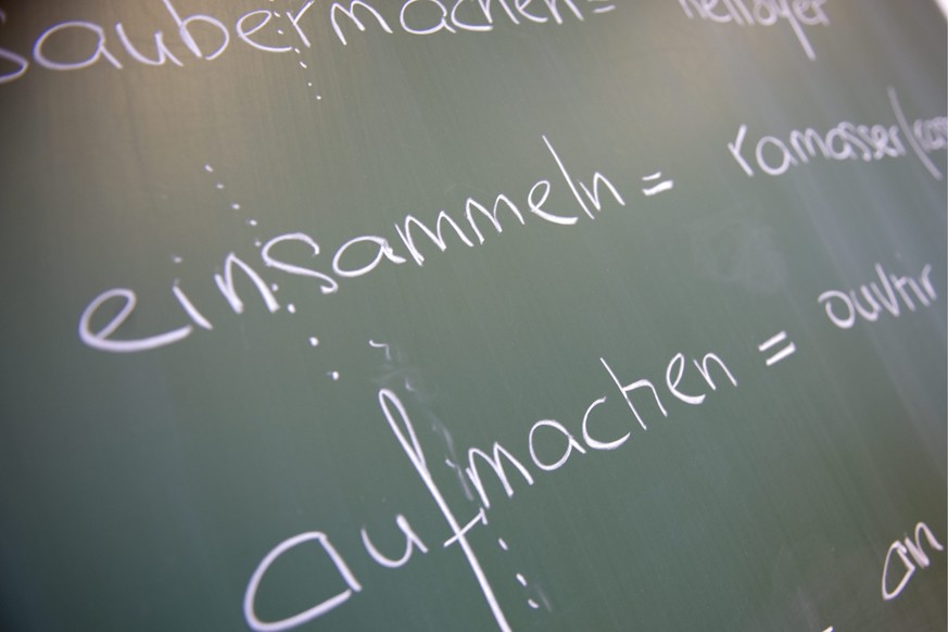 ARCHIV - ZUM SPRACHENSTREIT UND DEM VORSCHLAG DER LANDESREGIERUNG ZUR EINFUEHRUNG VON ZWEI FREMDSPRACHEN IN DER PRIMARSCHULE STELLEN WIR IHNEN DIESES ARCHIVBILD ZUR VERFUEGUNG. - Schulhaus in Movelier ...