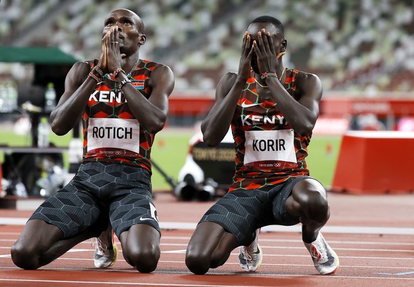 epa09394676 Winner Emmanuel Kipkurui Korir and second placed Ferguson Cheruiyo Rotich of Kenya after the Mne&#039;s 800m final during the Athletics events of the Tokyo 2020 Olympic Games at the Olympi ...