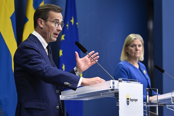Sweden&#039;s Prime Minister Magdalena Andersson, right, and the Moderate Party&#039;s leader Ulf Kristersson give a news conference in Stockholm, Sweden, Monday, May 16, 2022. Sweden&#039;s governmen ...