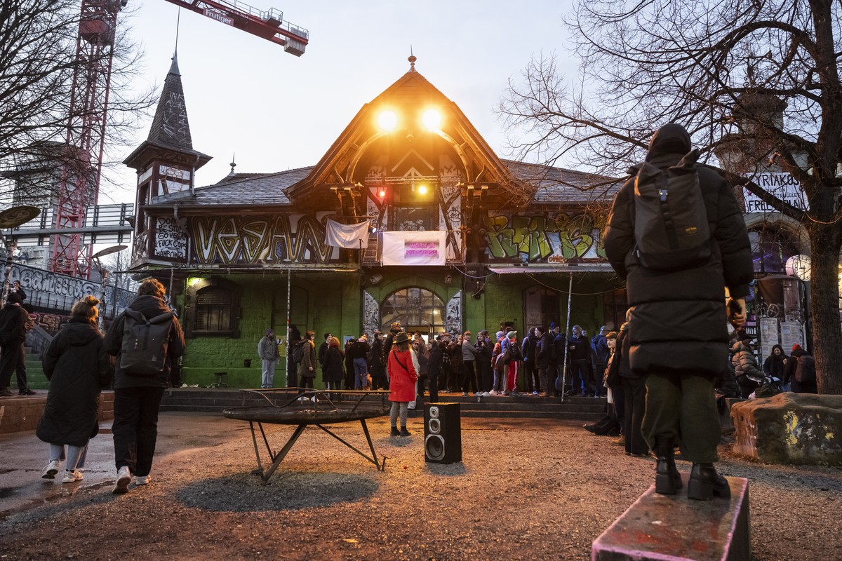 Besucherinnen und Besucher bevoelkern den Vorplatz am Tag der Wiedereroeffnung, am Mittwoch, 22. Januar 2025 vor dem Kulturzentrum Reitschule in Bern. Die Reitschule hat Anfang Januar den Betrieb wege ...