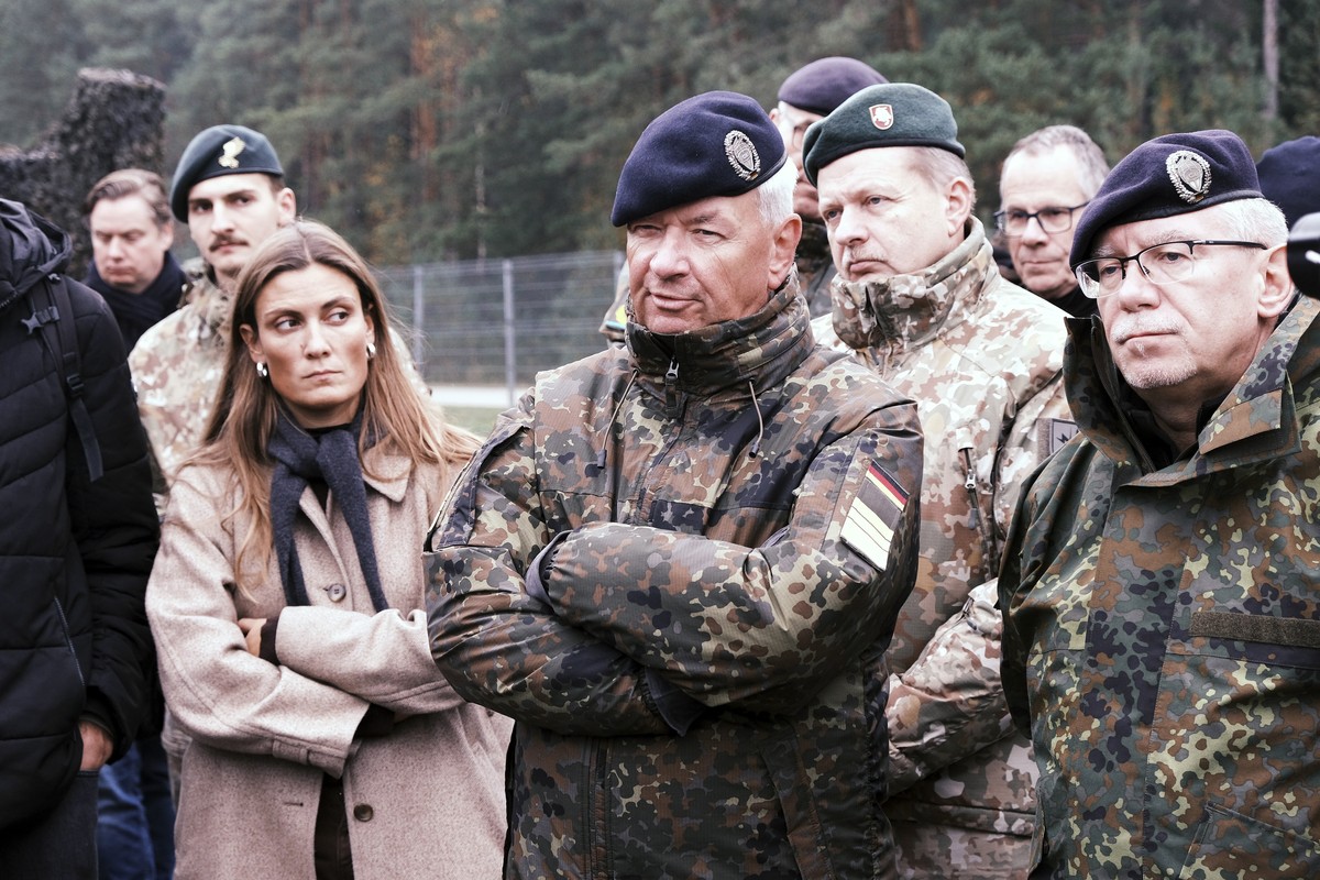 epa13336945 Vice Admiral Dr. Thomas Daum (C), chief of the Cyber and Information Domain Service (CIR) for the German Armed Forces, attends a media presentation for Innovation Day during the Bundeswehr ...