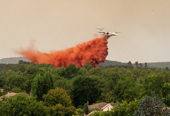 A water bomber drops water while fighting wildfires in the Lège-Cap-Ferret region, western France, Thursday, July 23, 2026. (AP Photo/Caroline Blumberg)
France Extreme Weather Heat