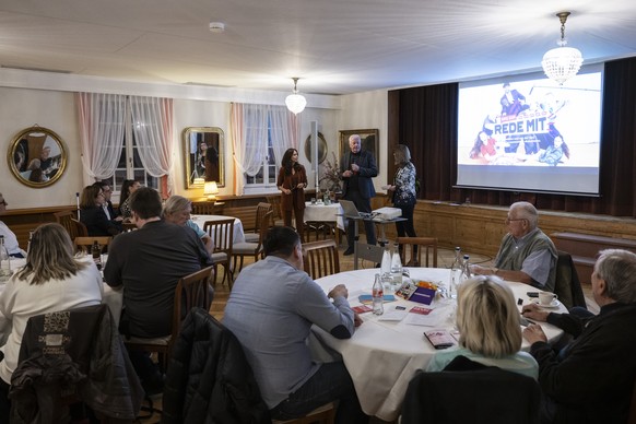 Susanne Wille, Generaldirektorin SRG, links, und Fredy Gsteiger, diplomatischer Korrespondent SRF, sprechen an einem oeffentlichen Podium, am Donnerstag, 16. Oktober 2025, in Kriegstetten. Unter ander ...