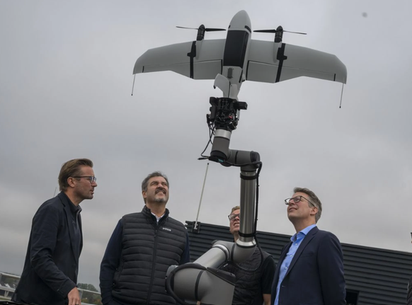 Bayerns Ministerpräsident Markus Söder (mitte) und Markus Blume, Staatsminister für Wissenschaft (rechts) auf Besuch bei Quantum-Systems. (Bild: 10. Oktober 2025, München).