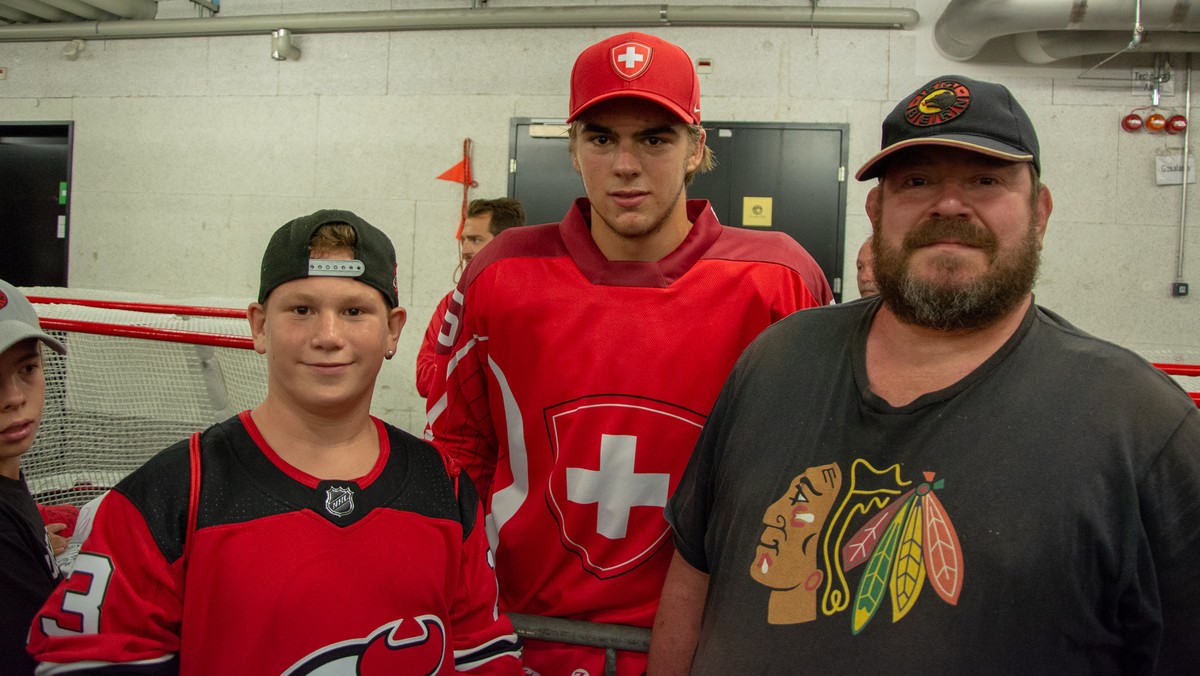 Auch Emanuel (links) und Mario (rechts) haben noch ihr Foto mit Hischier gekriegt.