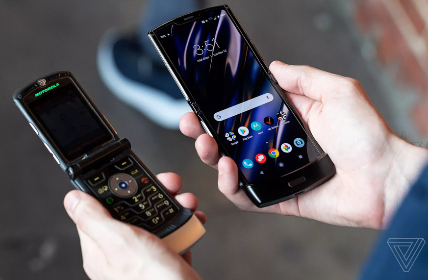 Das Klapp-Handy von früher und das erste faltbare Motorola Razr-Smartphone von 2019.
