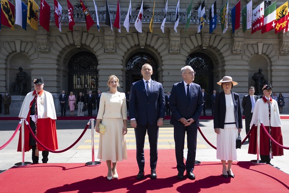 KEYPIX - Karol Nawrocki, President of the Republic of Poland, and his wife Marta Nawrocka, left, and Swiss Federal President Guy Parmelin and his wife Caroline stand on the podium during a state visit ...