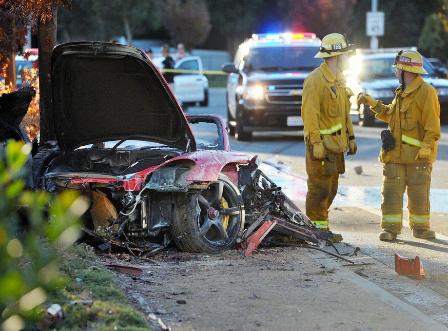 Das Wrack des Porsche Carrera GT, in dem Paul Walker und sein Freund starben.