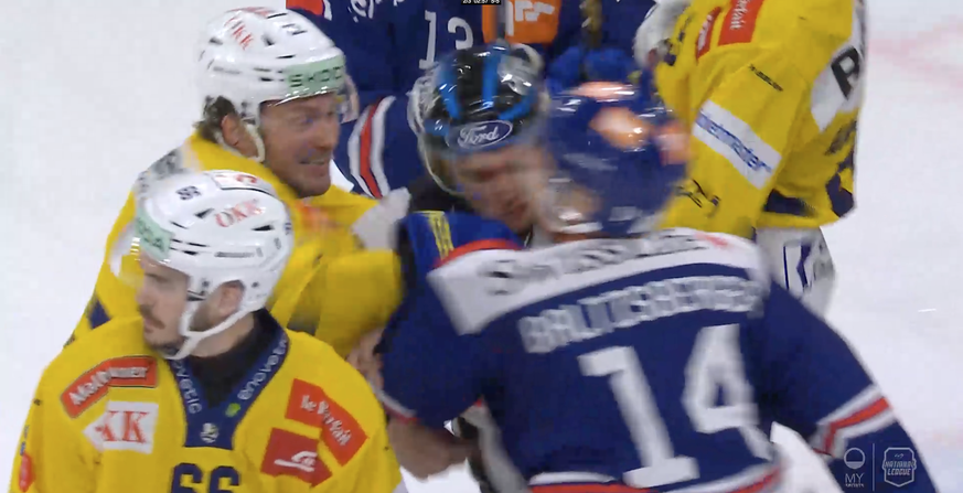 ZSC Lions vs. HC Davos: Brendan Lemieux trifft den Linienrichter.