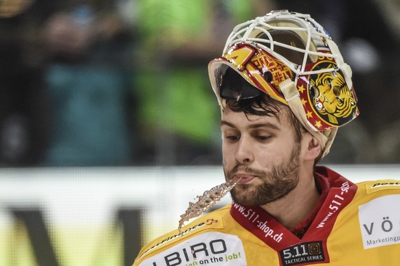 Langnau-Goalie&nbsp;Ivars Punnenov spuckt dem EV Zug in die Suppe.