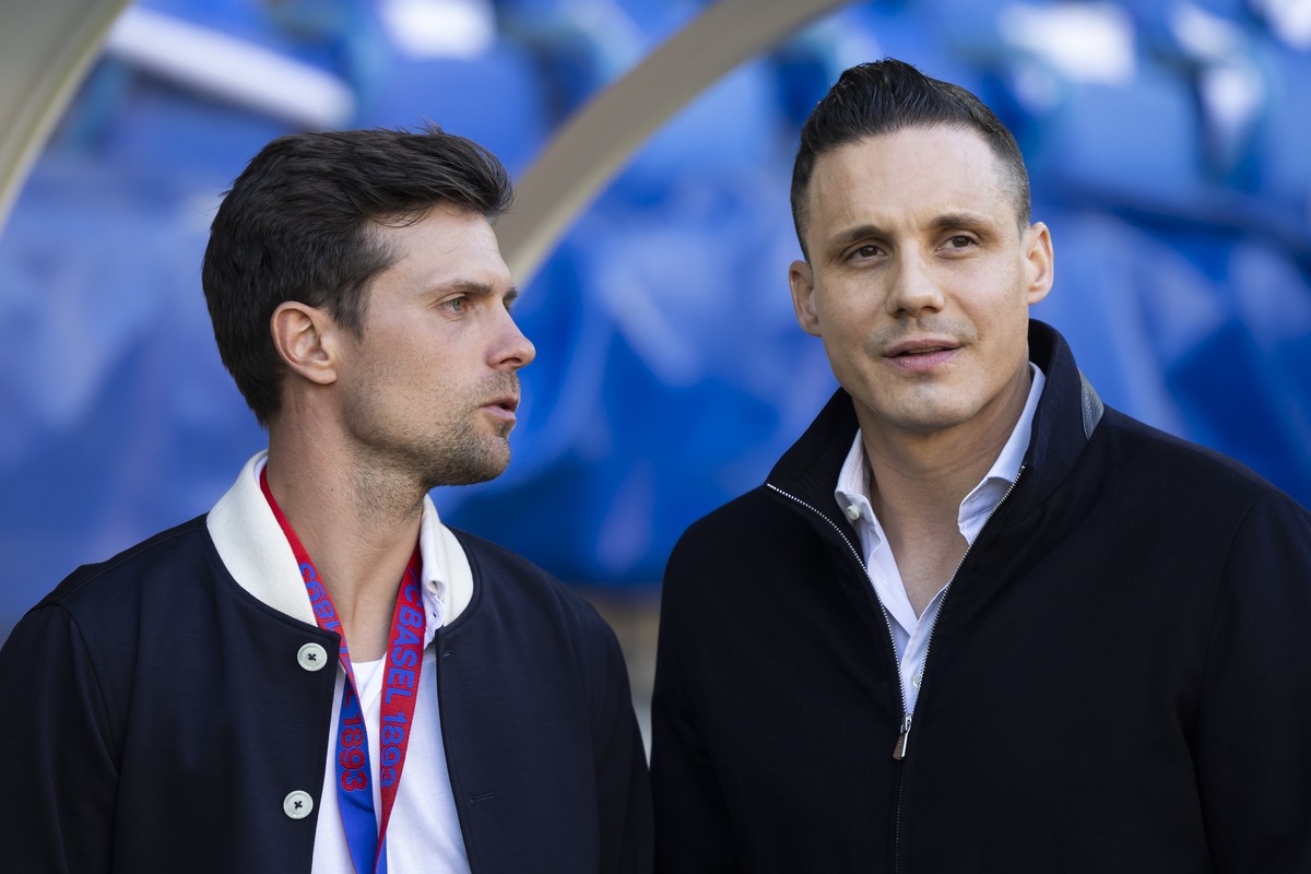 Basels Praesident David Degen, rechts, und der ehemalige FCB-Spieler Valentin Stocker vor dem Super League Spiel zwischen dem FC Basel 1893 und dem BSC Young Boys, im Stadion St. Jakob-Park in Basel,  ...