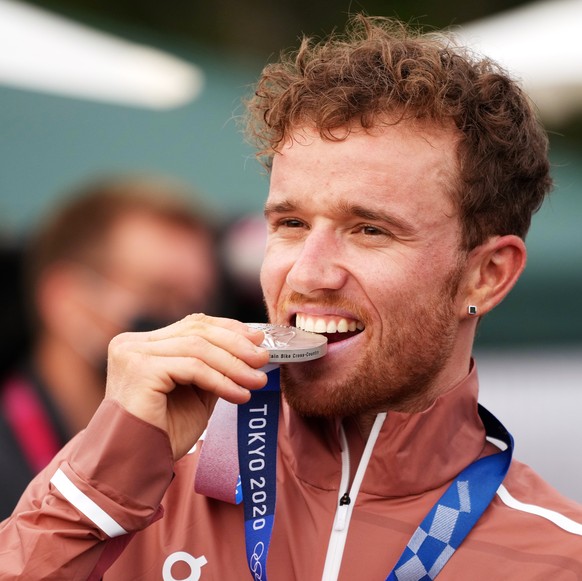 epa09366651 Silver medalist Mathias Flueckiger during the medal ceremony for the Men&#039;s Cross-Country event of the Mountain Biking events of the Tokyo 2020 Olympic Games at the Izu Mountain Bike C ...