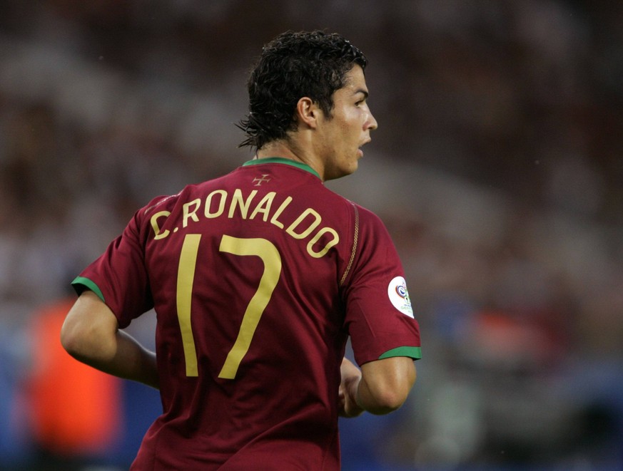 Bildnummer: 02186177 Datum: 08.07.2006 Copyright: imago/MIS
Cristiano Ronaldo (Portugal); Vdig, quer, close, hinten, R�cken, R�ckansicht, R�ckennummer WM 2006, L�nderspiel, Nationalteam, Nationaltrik ...