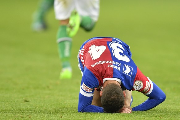 Basels Taulant Xhaka am Boden, im Fussball Super League Spiel zwischen dem FC St. Gallen und dem FC Basel, am Mittwoch, 20. September 2017, im Kybunpark in St. Gallen. (KEYSTONE/Gian Ehrenzeller)