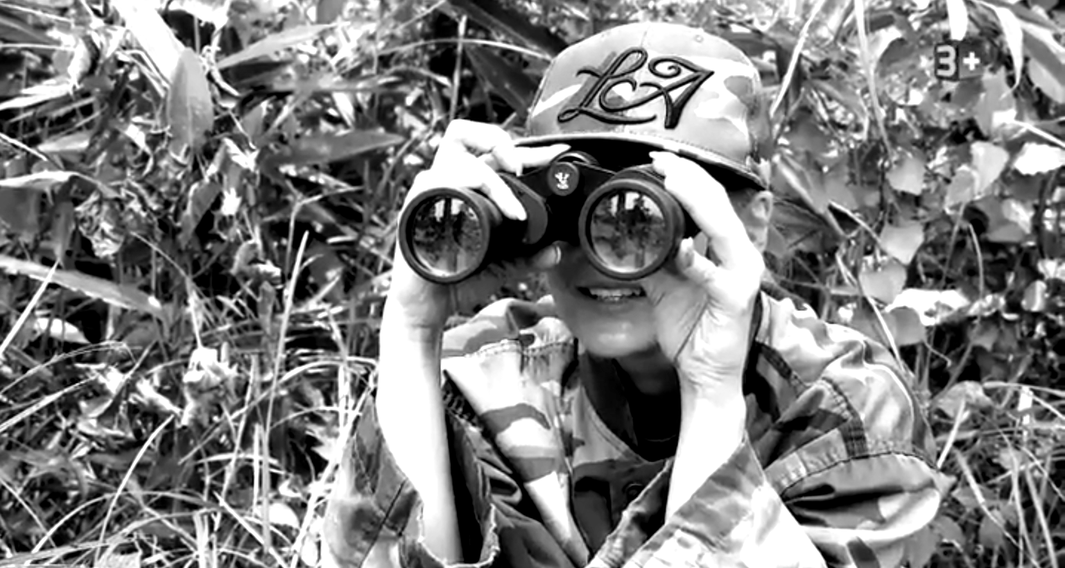 Bätschis Kriegseinsatz: Sie hat im Camouflage-Look im Gebüsch gesessen und mit dem Feldstecher beobachtet, wie ihre Jungs auf die zwei Boxenluder reagieren.&nbsp;