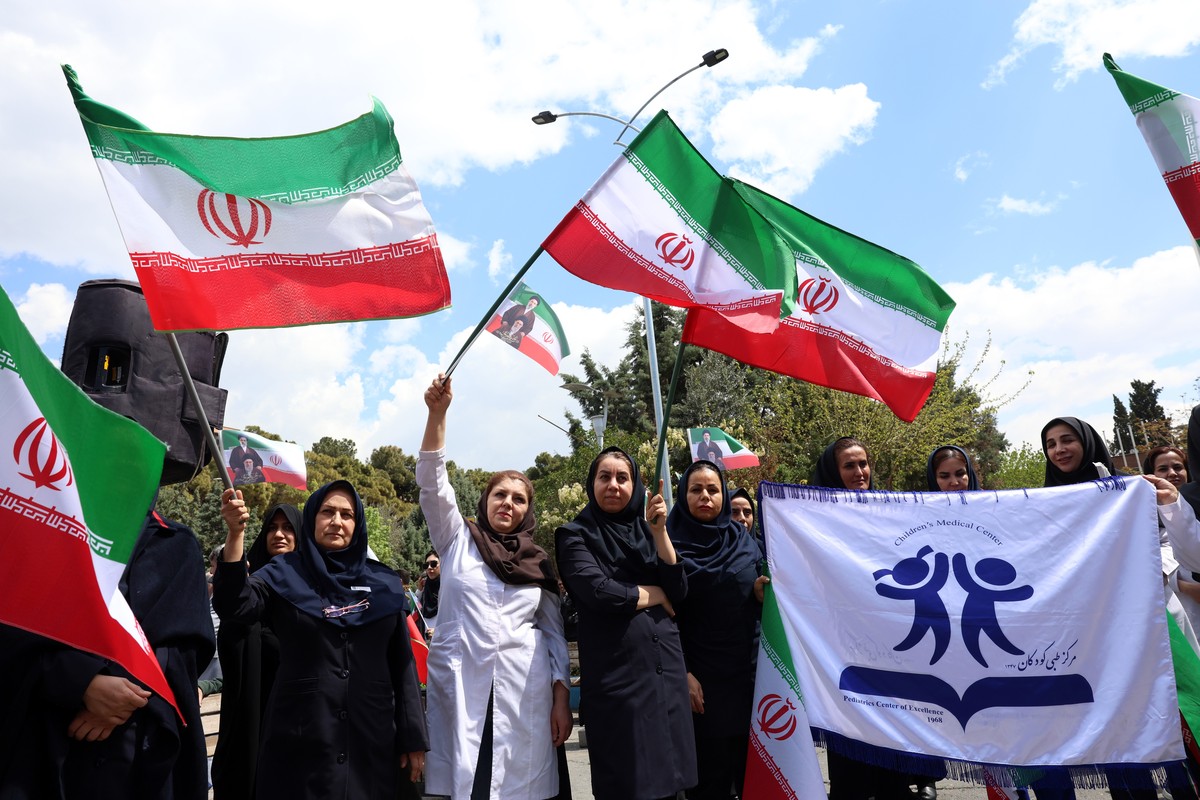 epa12871442 Members of Iranian healthcare personnel holding Iranian flags take part in a protest against US-Israeli attacks on healthcare facilities at Imam Khomeini Hospital in Tehran, Iran, 06 April ...