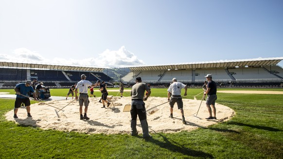 Ein Schwingplatz wird mit Saegemehl ausgelegt am Freitag, 16. August 2019, in Zug. Das Eidg. Schwing- und Aelplerfest, ESAF, findet vom 23. - 25. August 2019, in Zug statt. (KEYSTONE/Alexandra Wey)