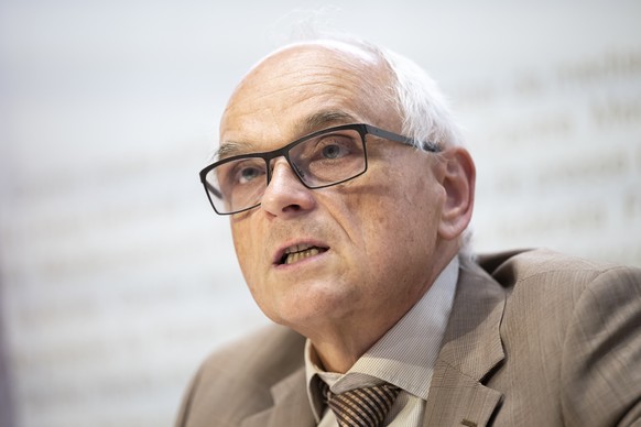 Pierre Alain Schnegg, Berner Regierungsrat und Praesident der Organisation ambulante Arzttarife (OAAT AG), spricht an einer Medienkonferenz ueber die Genehmigung des Tarifvertrags zum ambulant-aerztli ...
