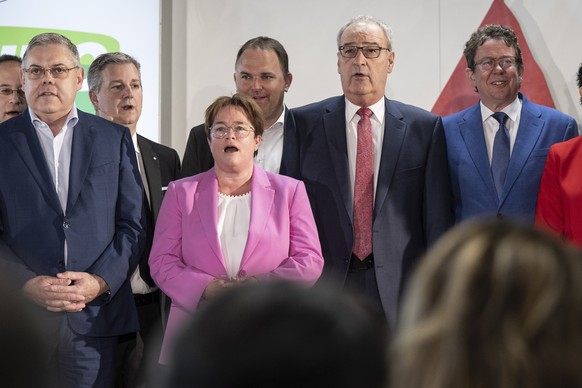 Nationalrat Franz Grueter, SVP-LU, Staenderat und abtretender Praesident Marco Chiesa, SVP-TI, die Nationalrate Magdalena Martullo-Blocher, SVP-GR, Marcel Dettling, SVP-SZ, sowie die Bundesraete Guy P ...