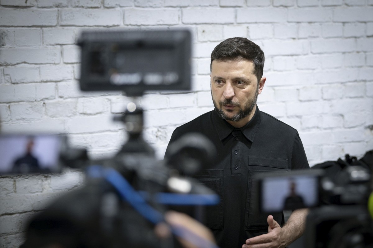 epa12261862 A handout picture made available by the Presidential Press Service shows Ukraine's President Volodymyr Zelensky visiting a facility where interceptor drones are produced at an undiscl ...