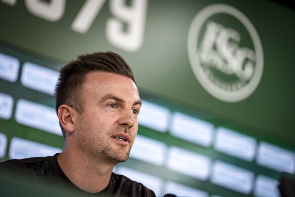 epa13126394 St. Gallen's head coach Enrico Maassen speaks during the MD-1 press conference prior the UEFA Europa League Qualification game against SL Benfica in the Berit Sitterstadion in St. Gal ...
