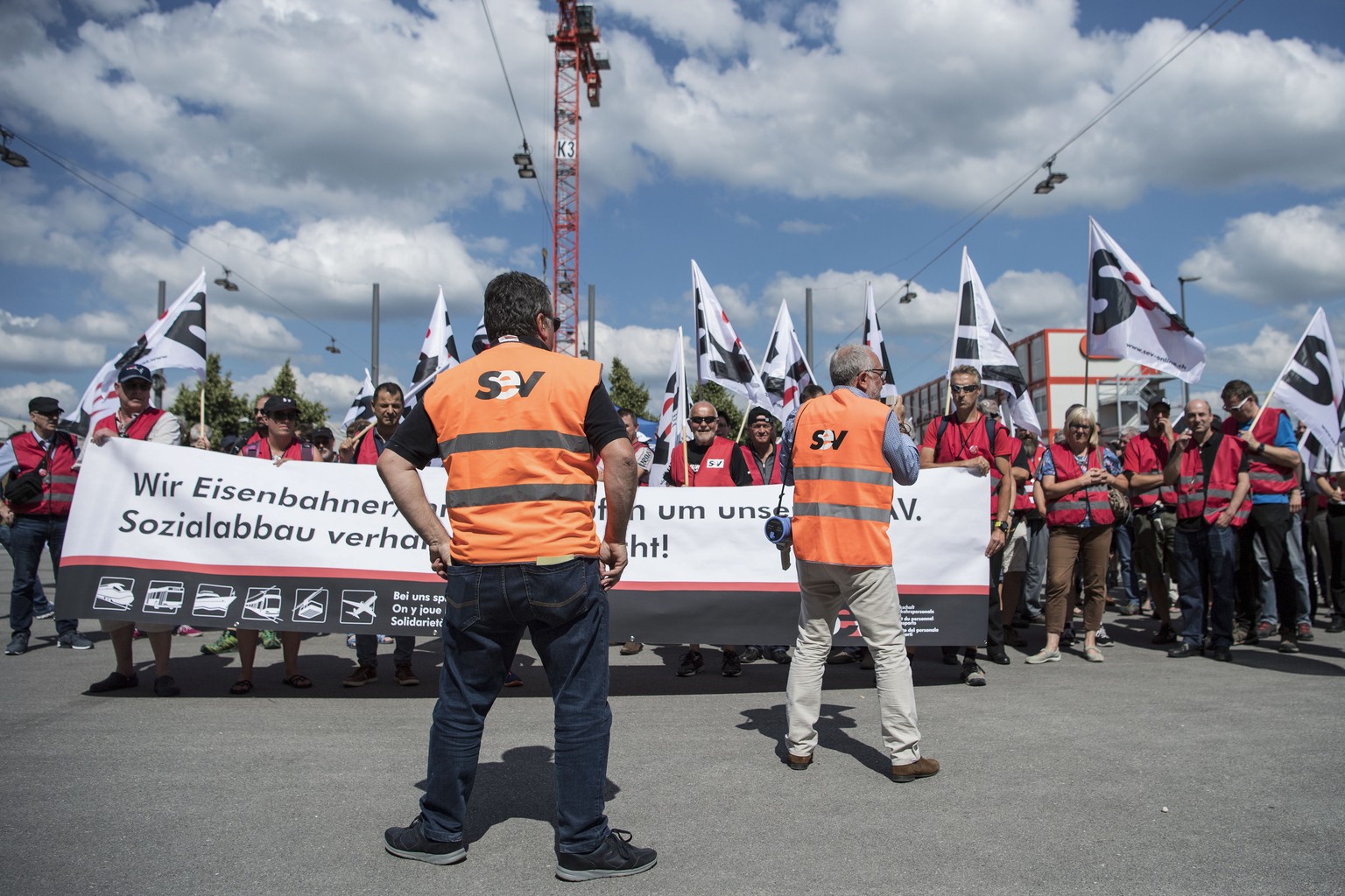 Angestellte der SBB und Gewerkschafter vom SEV demonstrieren gegen den neuen GAV der Schweizerischen Bundesbahnen, am Montag, 18. Juni 2018, in Bern. (KEYSTONE/Peter Schneider)