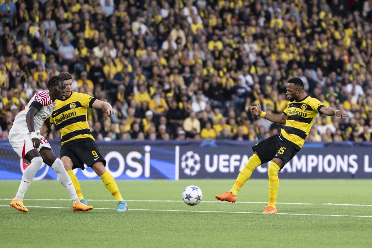 YB's Meschack Elia, right, scores his side's 1:1 next to teammate Cedric Itten, center, and RB Leipzig's Castello Lukeba, during the Champions League group G soccer match between BSC Yo ...