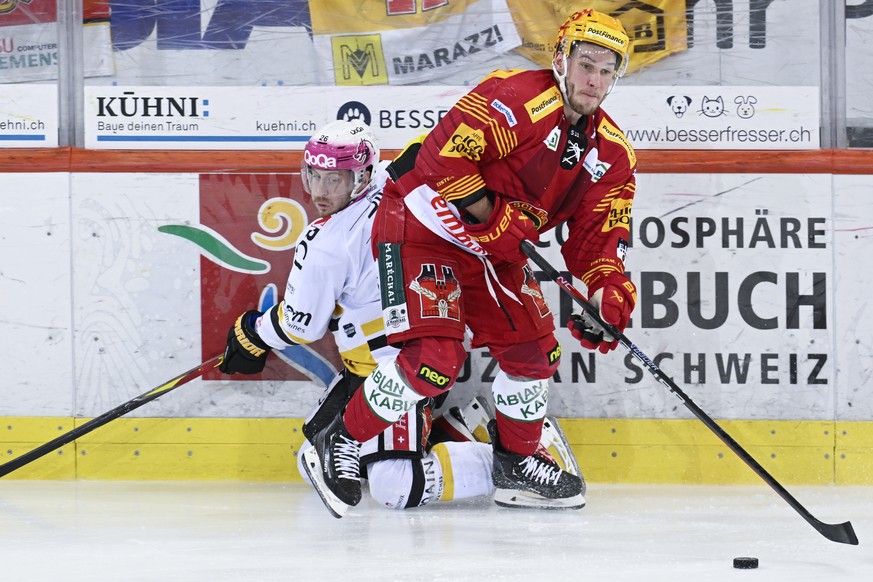 Tigers Postfinace Topscorer Aleski Saarela, rechts, im Kampf um den Puck gegen Ajoies Kevin Fey, links, waehrend dem Playout Spiel 1 der National League, zwischen den SCL Tigers und dem HC Ajoie, am D ...