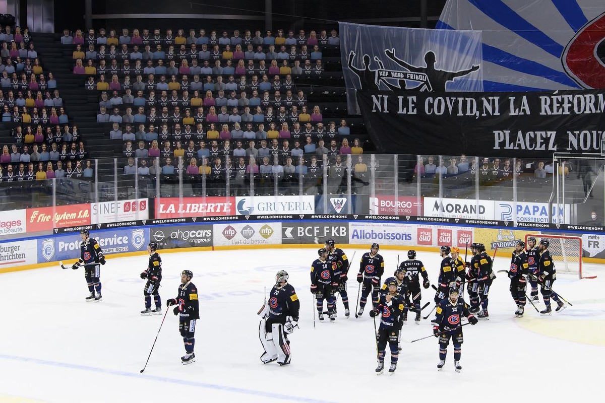 HC Fribourg-Gotteron Spieler reagieren nach der Niederlage (0-5), waehrend dem fuenften Eishockey Playoff Viertelfinalspiel der National League zwischen de HC Fribourg Gotteron und Geneve Servette HC, ...