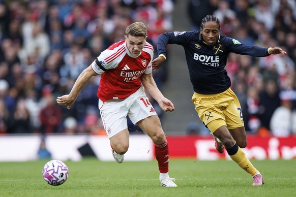 epa12430723 Viktor Gyokeres of Arsenal (L) in action against Kyle Walker-Peters of West Ham (R) during the English Premier League match between Arsenal FC and West Ham United, in London, Britain, 04 O ...
