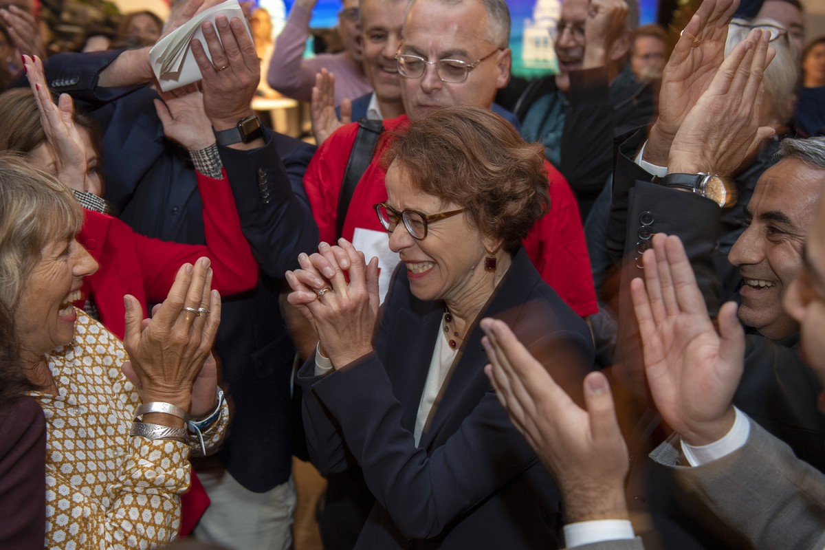 Eva Herzog, Mitte, freut sich nach der Bekanntgabe der Zwischenreslutate fuer die Wahl in den Staenderat im Wahlforum in Basel, am Sonntag, 20. Oktober 2019. (KEYSTONE/Georgios Kefalas)