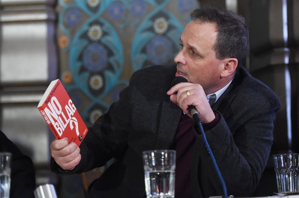 Claudio Zanetti, Nationalrat SVP, haelt das Buch &quot;No Billag?&quot; von Roger Schawinski an der Podiumsdiskussion zur &quot;No Billag&quot; zwischen den Gruenen und der SVP, fotografiert am Donner ...