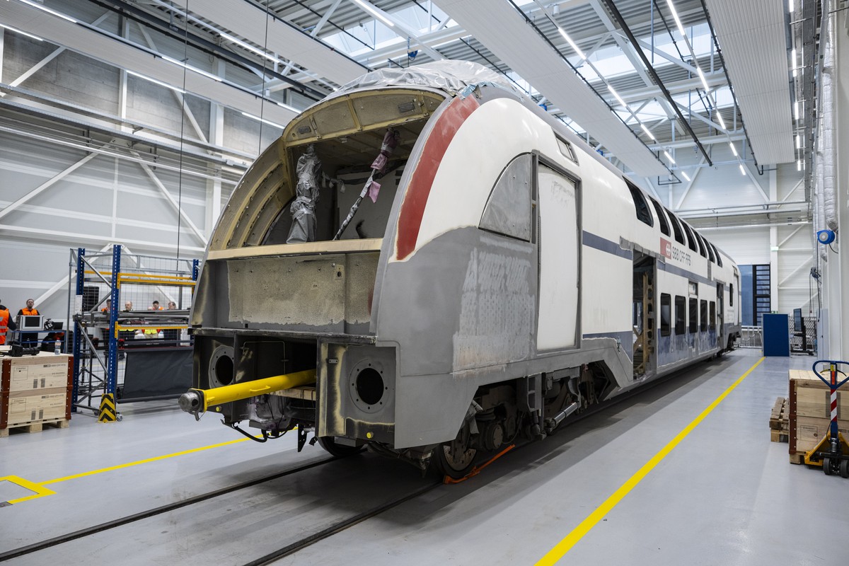 Sicht auf einen Bahnwagen in der neuen Intsandhaltungshalle der SBB, am Freitag, 5. Februar 2026, in Olten. An den Standplaetzen des neuen Hallenanbaus koennen Zuege lackiert, geklebt, geschliffen und ...