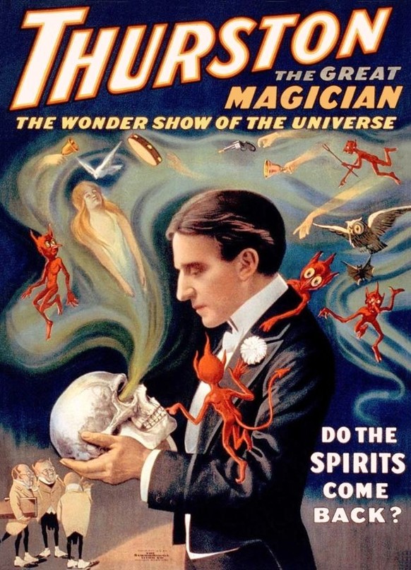 Während dieses „Goldenen Zeitalters der Zauberei“ nutzten Künstler wie Harry Houdini und Howard Thurston lebendige Lithografien, um sich selbst zu überlebensgroßen Ikonen zu machen. Diese Plakate ware ...