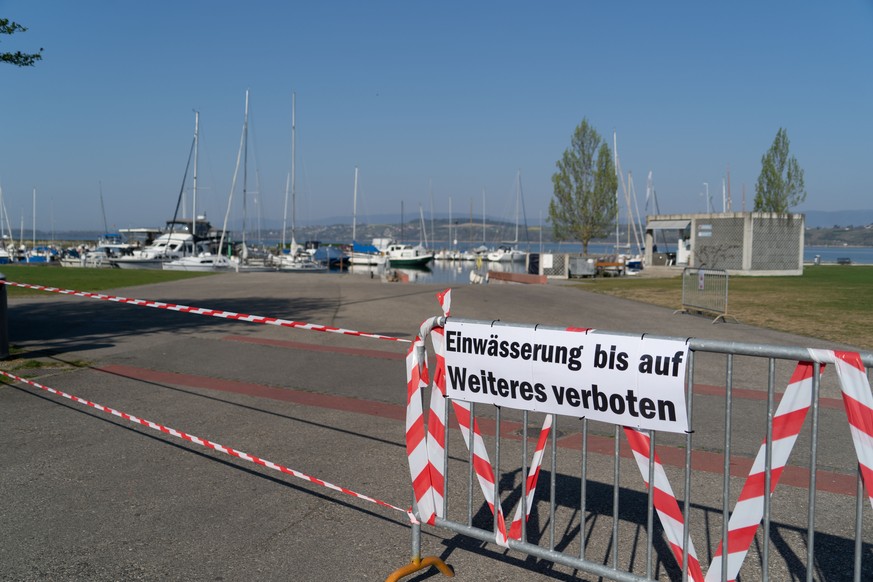Aktuelle Absperrung mit Verbotsschild beim Kleinboothafen in Murten am Murtensee.