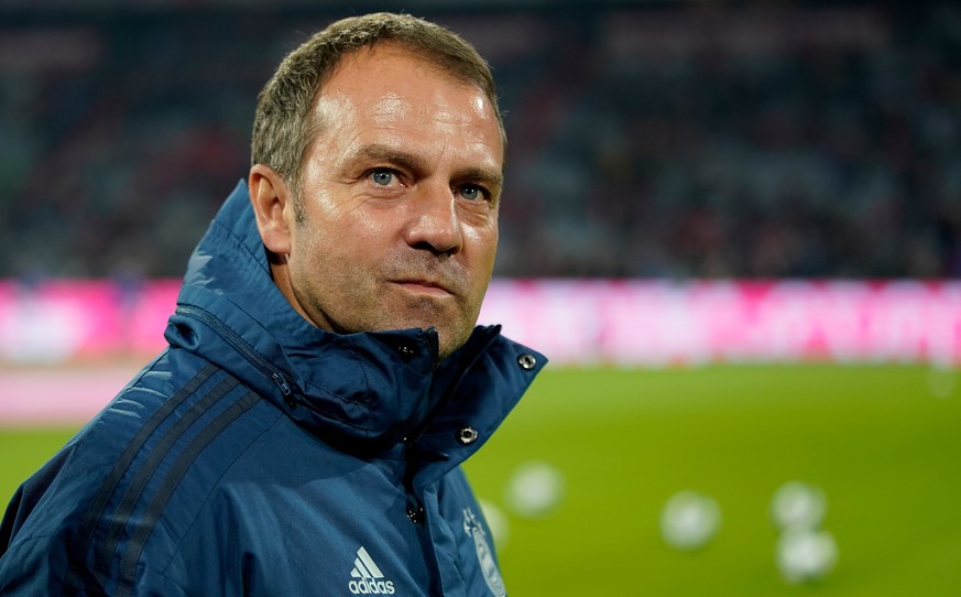 epa08164103 Hansi Flick of Bayern looks on before the German Bundesliga soccer match between FC Bayern Munich and FC Schalke 04 in Munich, Germany, 25 January 2020. EPA/RONALD WITTEK CONDITIONS - ATTE ...