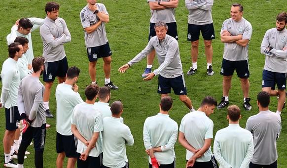 epa09305761 Spain&#039;s head coach Luis Enrique (C) attends a training session in Copenhagen, Denmark, 27 June 2021. Spain will face Croatia in their UEFA EURO 2020 round of 16 soccer match on 28 Jun ...