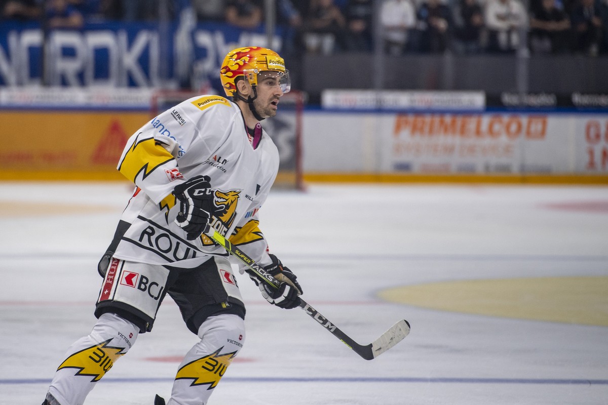 Der PostFinance Topscorer Thibault Frossard vom HC Ajoie beim Eishockey-Qualifikationsspiel der National League zwischen dem EV Zug und dem.HC Ajoie vom Freitag, 24. September 2021 in Zug. (PostFinanc ...