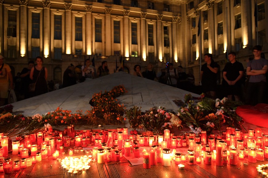 Candles are lit outside the interior ministry building in memory of a 15-year-old girl, raped and killed in southern Romania, after police took 19 hours from the moment she called the country&#039;s e ...