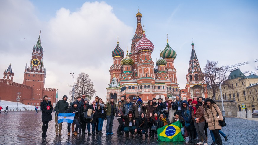 Gruppenbild auf dem roten Platz: Die von Putin eingeladenen jungen Journalistinnen und Journalisten.