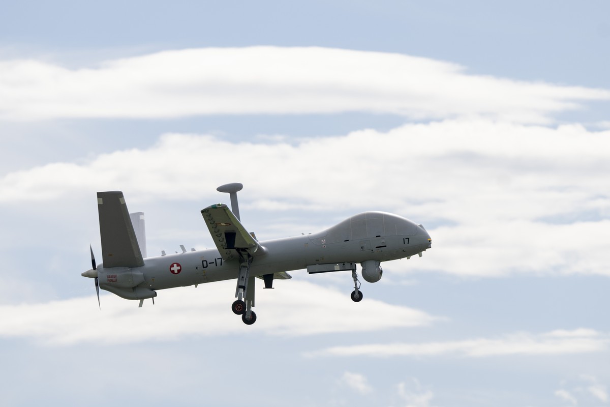 Eine Aufklaerungsdrohne des ADS 15 System im Flug ueber dem Militaerflugplatz in Emmen, anlaesslich einer Medienkonferenz des VBS mit einer Praesentation zum Aufklaerungsdrohnensystem 15 (ADS 15) vom  ...