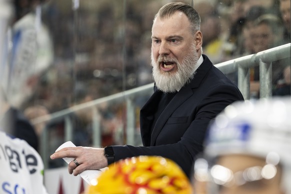 Zuerichs Cheftrainer Rikard Groenborg weist seine Spieler an, im zweiten Eishockey Playoff-Viertelfinalspiel der National League zwischen dem EHC Biel-Bienne und den ZSC Lions am Freitag, 25. Maerz 20 ...