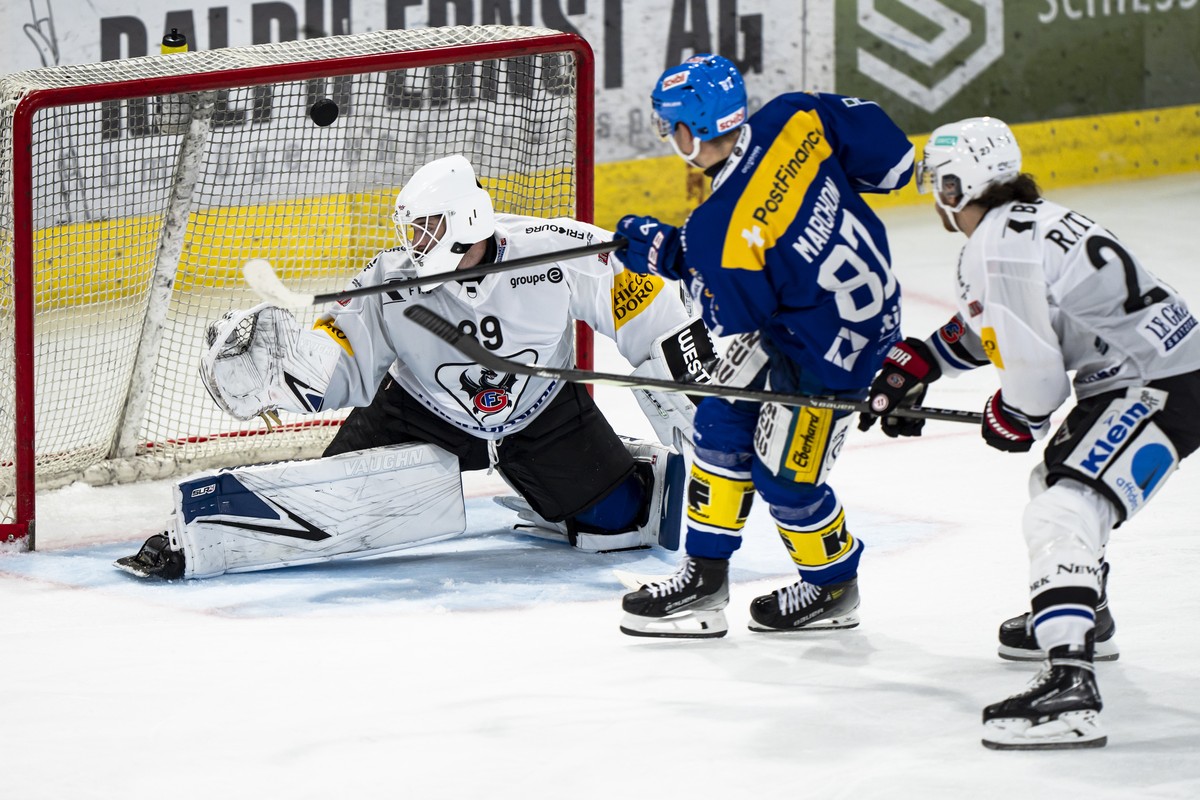 Joel Marchon (EHCK) (mitte) bezwingt Torhueter Bryan Rueegger (HCFG) zum 4:0 dahinter Yannick Rathgeb (HCFG) im Spiel der Eishockey National League zwischen dem EHC Kloten und Fribourg Gotteron am Fre ...
