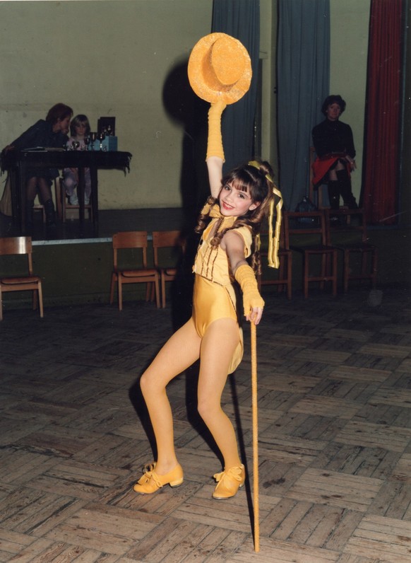 Schon als Kind zog es Victoria Beckham, geborene Adams, auf die Bühne. In der Theaterschule, die sie als Teenager besuchte, galt sie allerdings als zu dick und durfte nur in der hintersten Reihe auftr ...
