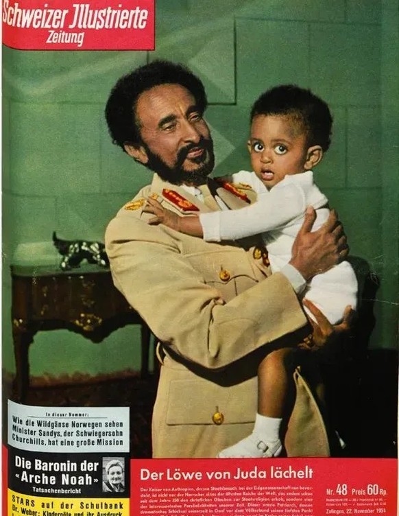 «Eine der interessantesten Personen unserer Zeit», hält die Schweizer Illustrierte Zeitung vom 22. November 1954 im Anrisstext für ihre Titelgeschichte fest. Das Foto zeigt den Kaiser mit seinem Enkel ...