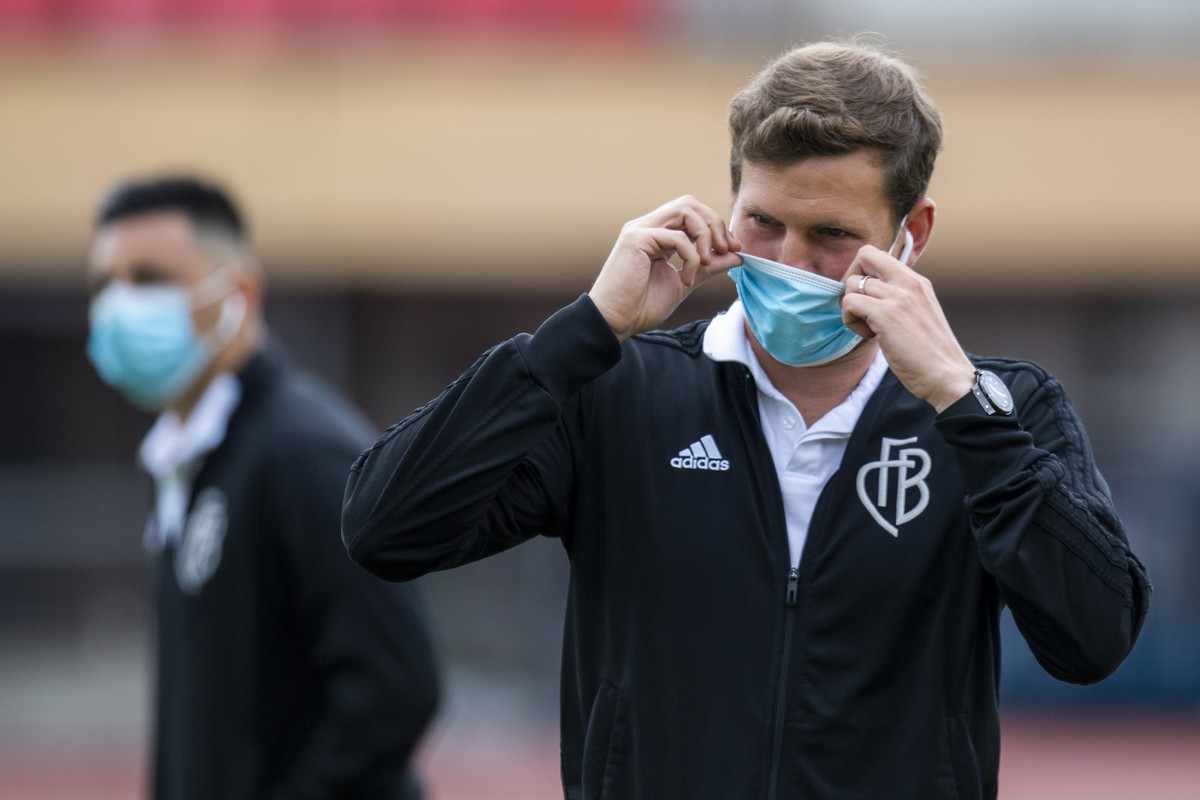 Le milieu balois Fabian Frei, arrive sur le terrain avec un masque lors du quart de final de la Coupe de Suisse de football entre le FC Lausanne-Sport, LS et le FC Basel 1893 le dimanche 14 juin 2020  ...
